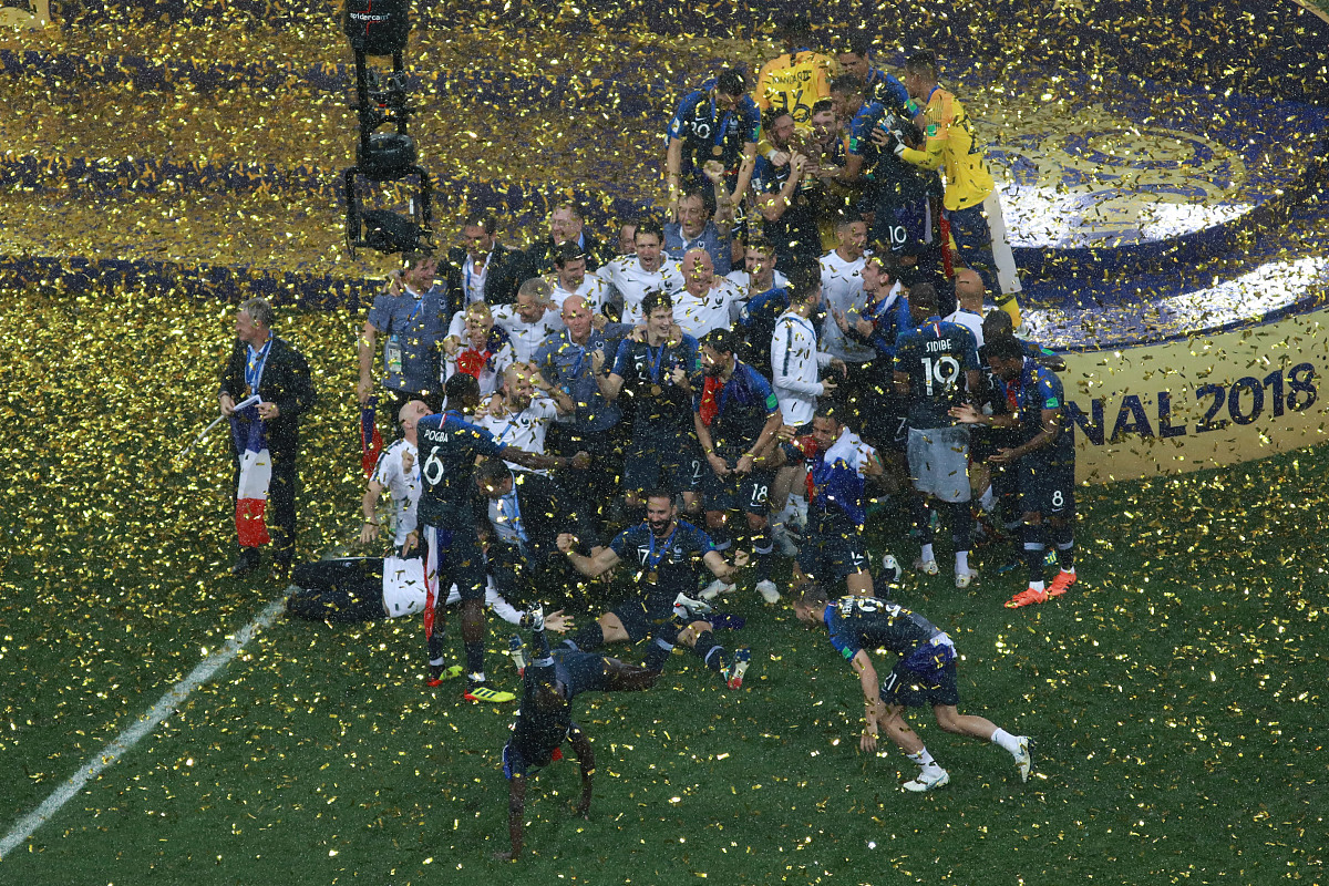 西亚卡姆在皇家马德里比赛中回归赛场，出色防守引发热议！